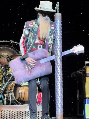 🤘 ZZ Top rockin’ them fuzzy guitars 🔥@ZZ Top #zztop #songs #concerts #legs #80smusic #fyp #fy #legend #billygibbons #dustyhill #bluesrock #guitartok #guitarists #lyrics @Billy F Gibbons 