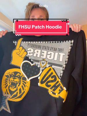 DIY Pennant College Hoodie/Patch Hoodie #diymom #patches #sweatshirtpatches #diypatch #diyhoodie #pennanthoodie #patchhoodie #collegesweatshirt @Tiger Media Network 