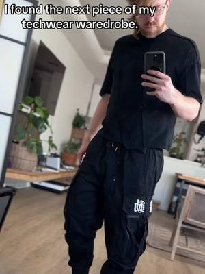 OOTD. Seriously loving these new joggers. I’m gonna be LIVING in them, so comfy. #techwear ##techwearfashion #techwearaesthetic #joggers 