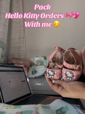 Pack Hello Kitty Orders with me 🎀💖  shop Local at The Houston Farmers Market (2520 airline dr htx 77009) every weekend 10-5pm or online artesaniasliliana.com #thehoustonfarmersmarket #houstonfarmersmarket #lamarqueta #lamarketa #marquetahouston #houstonmarket #houstontx #thingstodoinhouston #thingstodoinhoustontx #dayinalifevlog #dayinalifeofabusinessowner  #packorderswithme 