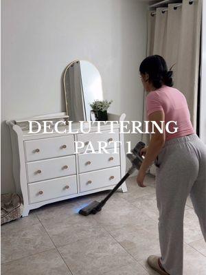 This is exactly what my mind needed lol 💆🏻‍♀️ Next is the closet and the kitchen cabinets 🙃 #declutteringchallenge #declutteringmom #sahmsaturday #sahmweekend #pregnanttoddlermom #19weekspregnant #realisticmomlife #momlife 