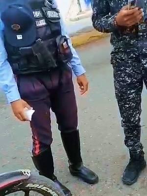 la.policia nacional bolivariana del Estado Lara le coloca una multa a un ciudadano por no cargar la placa atrás del vehículo, aunque ni ellos cargan además afirma la persona usaron una ley para la infracción incorrecta. #lara #pnb #policias #venezuela #multa #procedimientos 