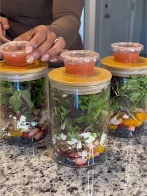 #MealPrepMonday | My current food fixation is this copycat Longhorn chicken & strawberry salad, so that’s what I’m having for lunch this week. I opted not to put my dressing in the salad jars, instead I got condiment cups!  ⬇️ Save the ingredient list ⬇️ fresh field greens strawberries mandarin oranges  candied pecans Feta cheese Lite raspberry vinaigrette  *Calls for grapes (yall ate them all playing under tables and what not 🙄😂. Wasn’t none in the store) #whatieatinaday #mealprep #easymealprep #saladjars #mealprepjars #fitness #nutrition #highprotein #saladprep #mealideas #healthyeating #proteinssnacks #caloricdeficit #weightlosstips 