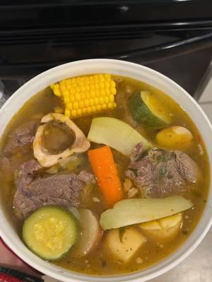 Un Caldo de Res 🥩 para este Frio 🥶 Receta de Caldo de Res 🥩🍲 Beef Soup  Recipe  Yo solamente use Chamorro  Lo pones a cocer con Ajos, Cebolla, Hojas de Laurel y Sal al gusto Después que le quites la espuma de arriba le pones la Cebolla, Tomate y orégano que guisaste y dejas cocinar por una hora antes de poner la verdura  Después de una hora o ya que la carne esté más o menos blandita le pones el elote 🌽  Después de unos 20 minutos le pones el Chayote y Zanahorias  Después de unos 10 minutos le pones las papas 🥔 , Repollo y el cilantro  Finalmente ya que todo esté blandito le pones la calabacita por unos 5 minutos y ya estar tu caldo listo  #Receta #caldo #caldoderes #caldoseason #paraelfrio #cocinado #recetas #parati #paratii #foryoupage #bmgrecetas #recetasfaciles #recetasfacilesricas #recetasfacilesricas #recetasfacilesyrapidas #recetasexpress #recetasmexicanas #comidamexicana #mexicantiktok #mexicotiktok #comidasaludable #comidascaseras #comidascalentitas #sopa #beefsoup #beefsouprecipe #mexicanfood #mexicanfoodrecipes #foryoupage❤️❤️ #viral #viralrecipe #recetasparati #fyp #fypシ゚viral #fypシ 