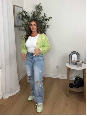 Love jeans that fit the curves perfectly ✨🥝#jeans #curvyjeans #curvygirl #fashion #fyp #OOTD #dunksoutfit #sneakerfashion 