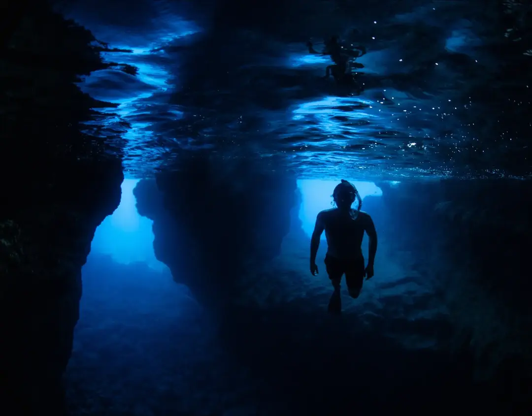 With the large swells rolling in for the winter, we are day dreaming about summer cave diving. 🤤 Photos by @Elizabeth Morri Sides  📸 #caves #kailuakona #kona #cavediving #ocean #snorkeling #hawaii 