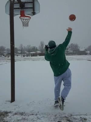 There's a huge hole in the back of the net and I couldn't tell if it went in. Visibility wasn't great. Confirmation at the end of the video 🎯🏈💪 #fyp#trickshot#foryoupage#legend#espn#OG#goat#NBA#nfl#walkingbucket#ballislife#4upage#fullcourtshot 