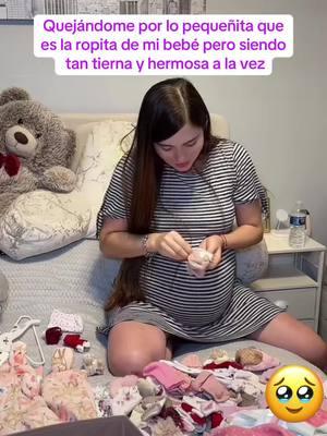 Ahí si no está tan pequeña 😅🤣 no importa, ya quiero que nazca 🥹🥰 #embarazo #ropitadebebe #momtobe #37weekspregnant #babygirl #maternidad #humor 