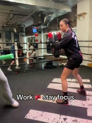 #hardwork #shadowboxing #fighter #boxingbasics #distancecontrol #footwork #pourtoipage #foryourpage #boxingdrill #hardwork #fyp #pourtoi #foryourpage #combatsports 