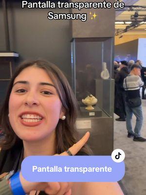 Las pantallas transparentes son una locura!!!!! Este panel Micro LED de Samsung puede mostrar videos e imágenes pero al mismo@tiempo puedes ver el interior! ¿Crees que esto sea una tecnología útil?  #SamsungCES2025  #SamsungLatamCES2025 #AIForAllEverydayEverywhere #amelievon #fyp #CES 