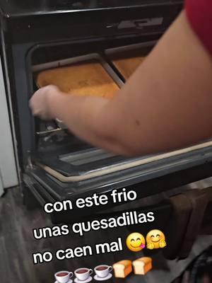 #quesadillas #salvadoreña🇸🇻 #con #cafesito #mm☕️🍞 #con #este #frioooooooo🥶🥶🥶🥶🥶 