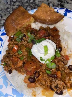 Chili vibes 🔥😋 #chili #forme #cookingtiktok #DinnerIdeas #Foodie #cornbread #rice #sourcream #fyp #cookwithme #foryou #groundbeef #yum 