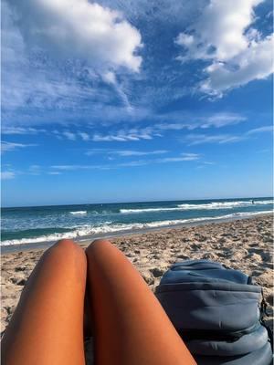 bored? beach. happy? beach. sad? beach. there’s no wrong answer except sunburnt lol check out my super cool beach bag chair @Bumruk ☀️ #fyp #college #fau #floridaatlantic #southflorida #floridacolleges #florida #bumruk 