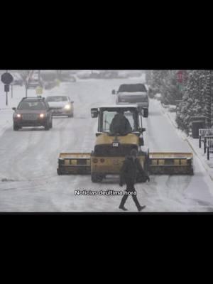 Una intensa tormenta invernal de nieve, hielo, viento y temperaturas en descenso provocó condiciones peligrosas para viajar #tirnentainvernal #nieveentexas #caidadenieve #inviernoestadosunidos #estadosunidos🇺🇸 #nieve #accidenteporlanieve #2025 