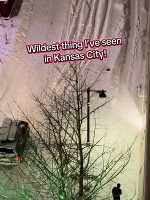 Wildest Thing I’ve Seen in Kansas City! 😱🏂❄️🔥 @Ashley Yoder 🤝 #KansasCity #KC #KCMO #snow #snowboarding #snowboard 