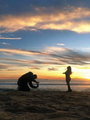 Cuando me toma fotos ❤️🥰✨😊♥️✨#mexico🇲🇽 #california #sunsetbeach #sunset #hijadedios #hijadedios #chicacristiana #tesueltomissueños #selenecantu #selenecantucosmeticos #noviazgocristiano #gracias #playasdecalifornia 