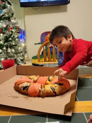 con mis niños a comer la famosa rosca. #rosca #roscadereyes #madera #fresno #yosemitenationalpark #sherk #@BATMAN🦇 