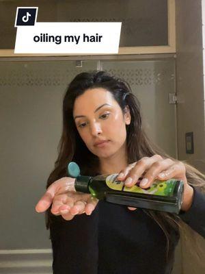 Something so therapeutic about it 🤍 #hairoiling #hairoil #amlaoil #punjabitradition #punjablife #punjabigirls 