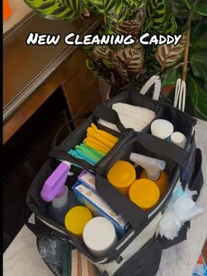 Cleaning caddy bag. This is how I would pack it for a deep clean but really it is amazing for a regular clean, deep clean and even to clean around your house to have all of your cleaning essentials together.  Bolsa de limpieza. Así es como la empaquetaría para una limpieza profunda, pero en realidad es fantástica para una limpieza regular, una limpieza profunda e incluso para limpiar la casa y tener todos los elementos esenciales de limpieza juntos. #cleaningcaddy #cleaningbags #cleaninghacks #cleaningtiktok 