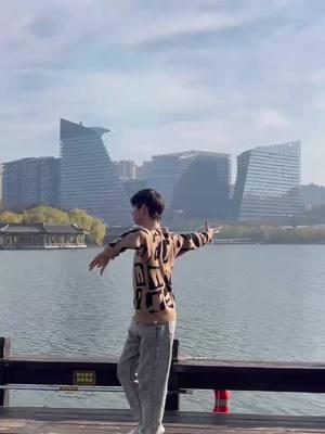 The lake’s surface sparkled like a field of stars, reflecting the rare embrace of perfect weather. The gentle ripples of the water seemed to keep time with the rhythm, while the breeze carried the essence of the background music across the open air. #music #Lakeside #Chinesedance