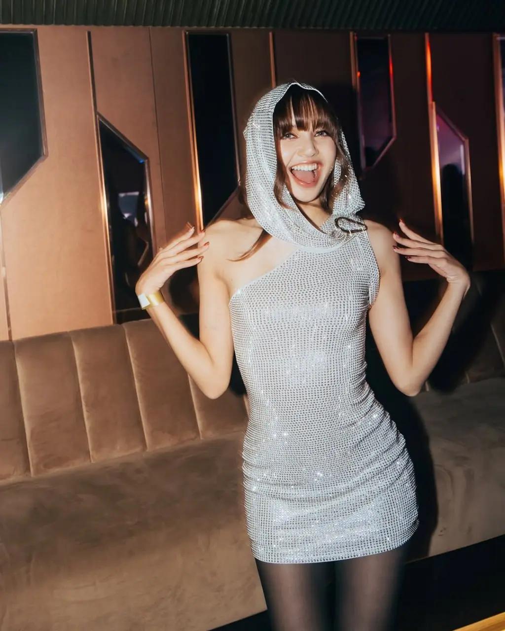 I'm so happy to see how happy she is, what she does gives her so much happiness that my heart melts. I really love you @LISA  🥹🫶 #lisa #lilies #lloud #lalisamanobal #fyp 