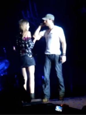 Enrique Iglesias picking a fan to bring onstage for “Hero” in Belgrade (2009)  #enriqueiglesias #fyp #kingoflatinpop #concert #performing #singing #fan @Enrique Iglesias 