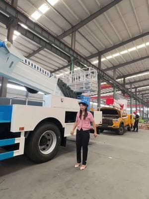 Others walk on the stage, I patrol the workshop to follow up the progress of vehicle production.#автовышка #AerialWorkVehicle #Aerialworkplatform #Isuzutruck 