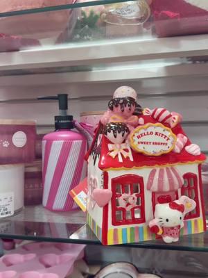 HELLO KITTY SWEET SHOP 🩷💝 . #simplysourced #simplysourcedllc #creatorsearchinsights #hellokitty #hellokittysweetshop #hellokittyceramic #HellokittyValentinesDay #ValentinesDayHellokitty 