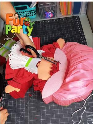 Decorando piñata strawberry shortcake 🍓 #howtomakeapinata #piñatamaker #diypiñata #piñatatips #custompinata #pinatadiy #strawberry #strawberryshortcake 