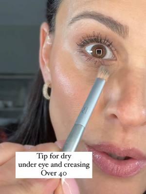 Pro Tip: Apply a drop of facial oil to your ring finger or a small brush, dab it gently over the creased area, and blend the concealer outward.  Stick to lightweight, non-greasy oils ✔️ Heavy or Comedogenic Ingredients: If the oil or balm contains heavy, pore-clogging ingredients (e.g., coconut oil, petroleum jelly), it can trap dead skin cells, increasing the risk of milia. 👇 https://bellame.com/sandragoelz/baobab-facial-oil-0 This is why I love baobab- comment “my go 2” for the link !  My mission is always Skin. And the most effortless way about make up and keeping your skin happy. #facialoil #makeuphack #creasingconcealer #flawlessmakeup #makeuptips #hydratedskin #beautyhacks #concealertips #undereyemakeup #glowingskin