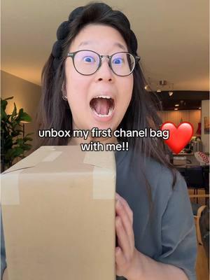 my first real designer / chanel bag!!!! i love her so muchhh 🤩🥰 she was so expensive 😭🌝 #chanel #chanelbag #chanelunboxing #unboxing #designerbags #vintagebags #vintagehandbag #designerbagunboxing #designerbag @ebay #ebay 