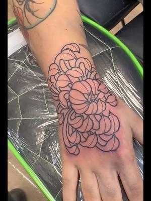 #handtattoos #tattooartist #tattoos #tattooartistsoftiktok #flowertattoos #funtattoo #prettytattoo #tattooideasforgirls #chrysanthemumflowers♡ 