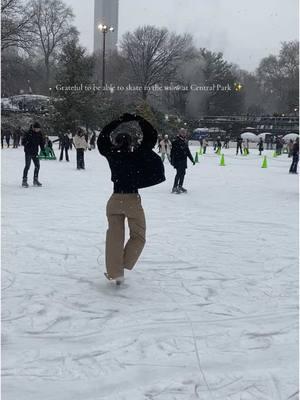 Snowing 🥹❄️ #centralpark #wollmanrinknyc #wollmanrink #fyp #newyork #icerink #foryoupage #figureskater #figureskating #IceSkating #nyc 