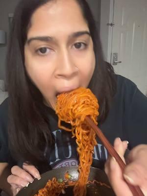 Maybe it’s time for a new fork 😌 #mukbang #buldak #samyangnoodles #fyp #foryoupage #bigbites #bites #asmr #woodenfork #Foodie #spicy #eatingsounds #mukbangeatingshow 