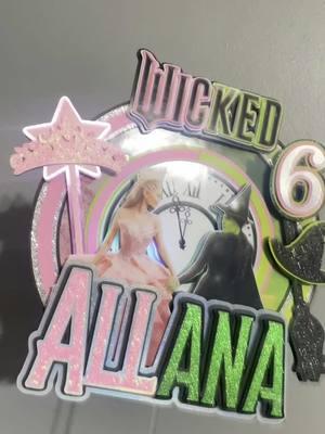 This Wicked cake topper is pure magic! ✨  The intricate details and added lights bring it to life. 🔮 Tag a fellow Wicked fan!  #Wicked #WickedMusical #Elphaba #Glinda #CakeTopper #CustomCakeTopper #PartyDecor #BirthdayParty #musicaltheaters #PartyIdeas #cakedecorating 