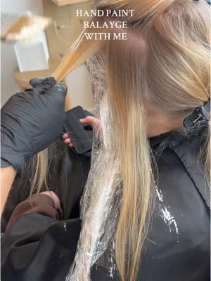 this is my favorite way to do highlights! have you guys seen this before?? 💇‍♀️👨‍🎨🎨🖌️ #balayage #hairpainting #handpainted #handpaintedbalayage #highlights #sunkissed #hairstylist #hairday #blonde #utah #utahhairstylist 