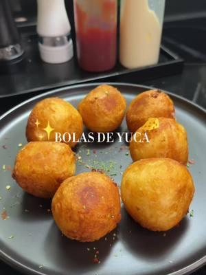 Ya preparaste tu bolas de yuca en casita? 🧀✨ #bolasdeyuca #recetasconyuca #comidadominicana #recetasdominicanas #recetasfaciles #cocinaconleslie #picadera #recetasdecocina #yuca #bolitas 