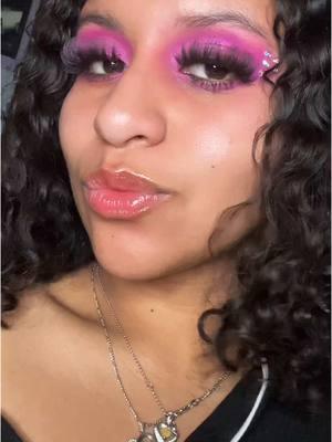 I didn’t think I would like the transition but I did after all 😅  #makeuptransformation #makeuptransition #valentinesdaymakeup #pinkmakeup #latinamua 