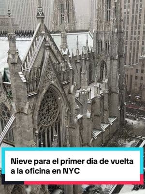 Ayer tuvimos que volver a la oficina. Tras trabajar 2-3 de enero desde casa, ayer, lunes, tocaba volver a Manhattan. Pero el día fue bastante bonito, la verdad. Nunca me cansaré de las vistas de la terraza 🥰 #expatlife #nyc #nyclife #nycinfluencer #nycvlogger #romanticizeyourlife #snow 