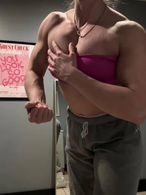 Discovered my pecs for the first time. 💀😭 #gymgirl #GymLife #fitnessmodel #gymhumor #gymfunny #bodybuilding #bodybuild #fitnessjourney #newyearsresolution #goals #gains #armday #workoutroutine 