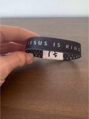 The Bible verse each day seems to be what I need to hear the most 💕 ✝️ #jesusisking #bibleversebracelet #valentinesgifts #yappyspeaks #yappybracelets #listentogod #dailybibleverse 