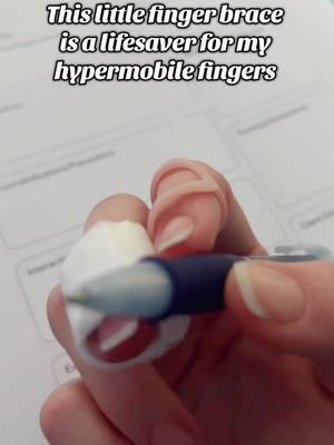 #ati with #ehlersdanlossyndrome is not fun ✍🏻 but this little finger brace hack helps  #ehlersdanlos #hypermobileehlersdanlossyndrome #hypermobility #nursingstudent #nursingschool #studentlife 