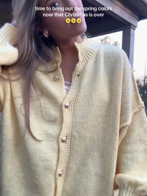 BIG fan of pale yellow💛💛💛 #springfashion #paleyellow #yellow #sweaterweather #sweater #springcolors 