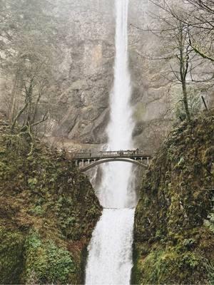 One of my favorite stops in Oregon 🌲✨ #multnomahfalls #oregon #pnw #pnwadventures #twilightaesthetic #pnwonderland 