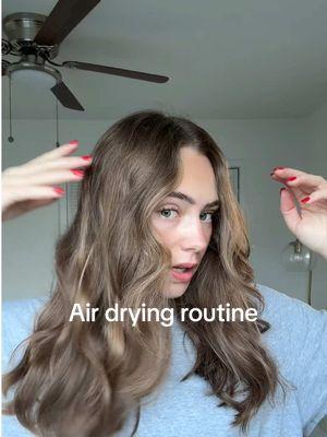 I think @Dianna Cohen is on to something 👀 #heatlesswaves #airdry #airdrymethod #wavyhair #wavyhairroutine #crownaffairairdry #crownaffair @Crown Affair 