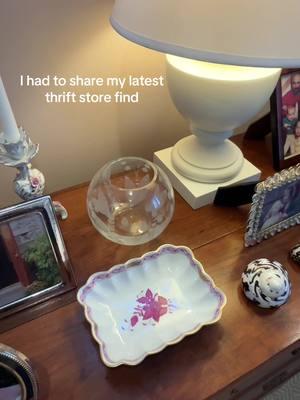 One of the many thrifty corners in my house!  p.s. Paint color is a Benjamin Moore color match of Farrow & Ball Setting Plaster at 75%.  #thriftandtell #thrifted #thrifty #thriftstorefinds #thriftstorehaul #thriftedhome #thriftedluxury 