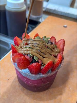 Mix, match, and munch! 🍓 Build your perfect açaí bowl masterpiece with fresh fruits, crunchy granola, and more. Drop by today! Open until 10PM! #islandbodega #chia #strawberries🍓 #blueberries🍇 #acai #pitaya #acaibowls #healthymorning #cerritos 