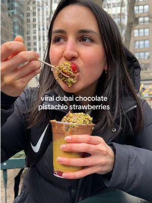 trying the viral dubai chocolate pistachio strawberries at bryant park🍓🍫 @strawberro @Bryant Park NYC #newyork #newyorkcity #nyc #travel #food #Foodie #travelcontentcreator #travelcontent #travelcreator #creatorsearchinsights #dubai #dubaichocolate #chocolate #chocolatepistachio #viraldubaichocolate #knafeh #dubaistrawberries #bryantpark 