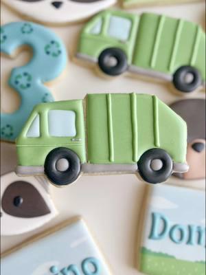 Trash truck💚♻️⁠ .⁠ .⁠ .⁠ #trashtruckcookies #trashtruckcookie #birthdaycookies #birthdaycookieset #losangelescookies #losangelescustomcookies #sugarcookie #sugarcookiedecorating #sugarcookiesofinstagram #customsugarcookies #thesweetpeacookieco #satisfyingvideos #cookievideo #glendalecookies #glendaleca 