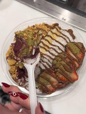 Açaí bowl topped with dubai chocolate stuffed strawberries and pistachio cream🍓  #bayabar #dubai #dubaichocolate #dubaichocolatebar #strawberry #asmr #asmrsounds #asmrvideo #acaibowls #nutella #nyc #nycfood 